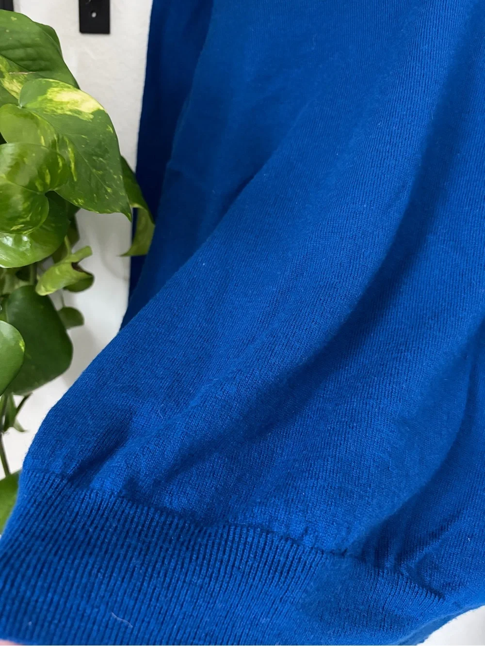 Italian Merino Wool V-Neck Sweater in a deep rich Blue Large - GAP minor flaw